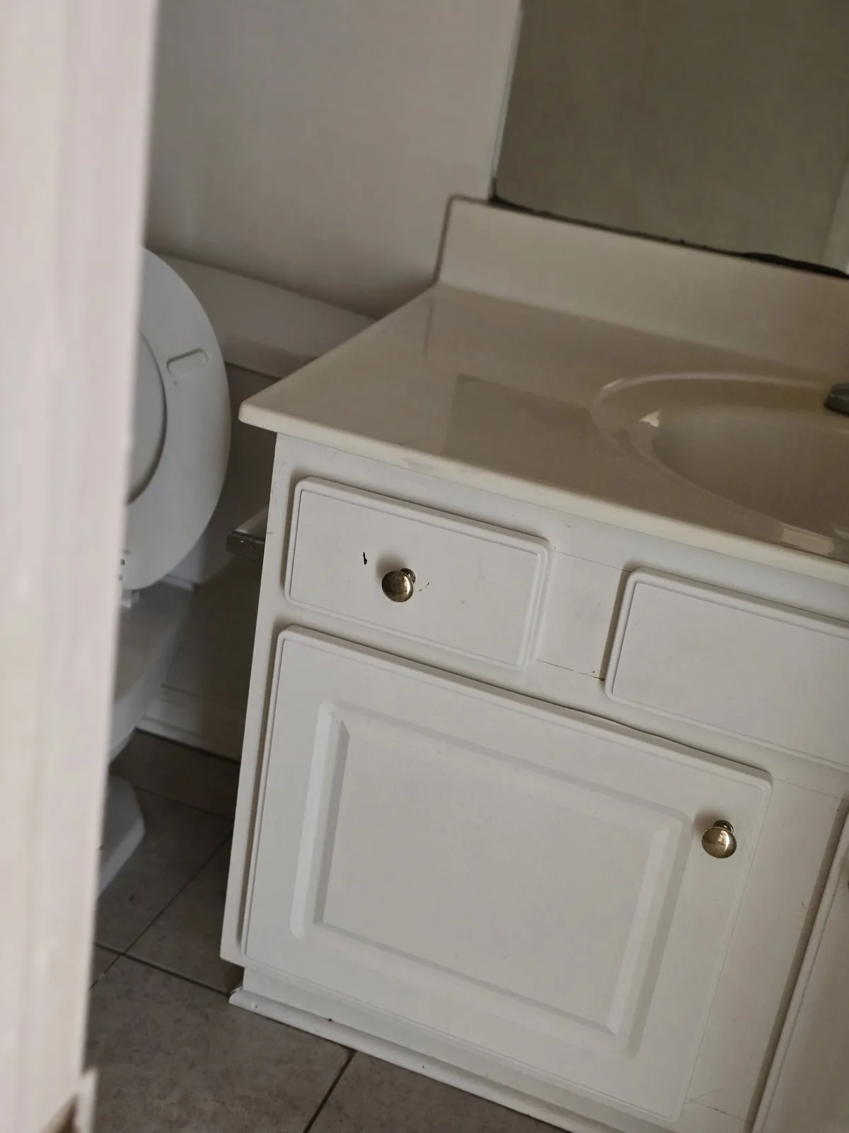 Spotless bathroom after a deep cleaning service